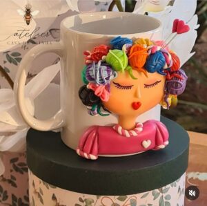 Caneca Boneca Crochê